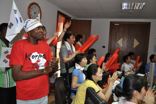 아프리카 나이지리아에서도 붉은 함성이 울려 퍼졌다. 수도 아부자의 한국대사관 회의실에서 현지인들까지 모여 한국팀을 열광적으로 응원하고 있다.