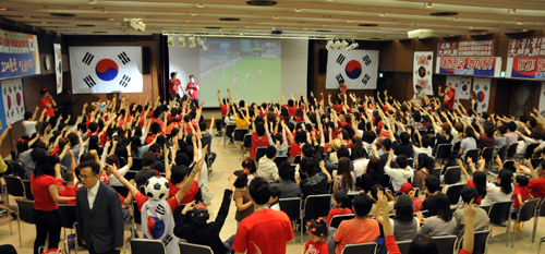 일본 도쿄에서 펼쳐진 민단의 응원 모습. 재일본대한민국청년회 등이 주최한 응원에는 민단 청녕회 중앙본부 및 유학생연합회 회원 등 400여명이 모였다. 이들은 경기 2시간 전부터 게임, 한국응원댄스 콘테스트 등으로 흥을 돋구었다.