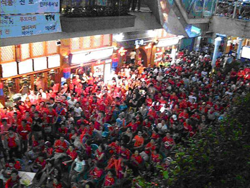 태국 방콕 수쿰빗 플라자 한인타운에서 재태국한인연합회가 주최한 응원행사에는 300여명의 교민들이 모여 ‘대~한민국’을 외쳤다.
