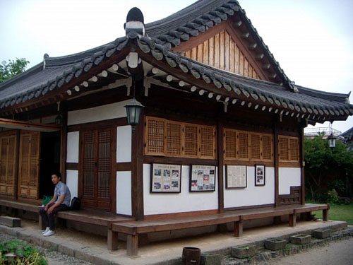김안드레이씨는 현재 전주한옥마을의 한옥체험장인 