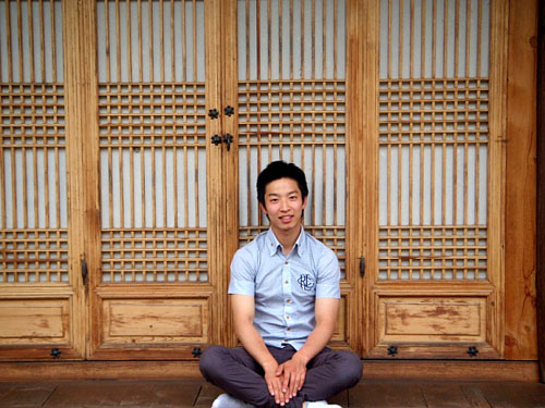 한옥에서 2년째 살고 있는 러시아 유학생 김안드레이씨의 모습이다. 그는 한옥 중에서 대청마루에서 보내는 시간이 가장 많다고 한다. 