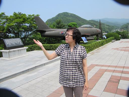 당시 전투 상황 및 유해발굴 모습을 설명하는 김은정 해설사