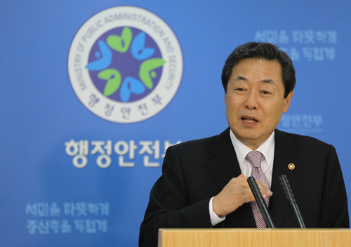 맹형규 행정안전부 장관이 12일 서울 세종로 정부중앙청사에서 세종시 이전 대상기관 및 향후 일정에 대해 브리핑하고 있다.(사진=연합뉴스)