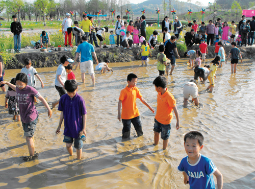 나홀로 아동은 거주지에서 가까운 지역아동센터를 이용하면 다양한 방과후 프로그램을 체험할 수 있다. 사진은 전남 함평 나비뜰지역아동센터 아이들의 물놀이 체험 모습.