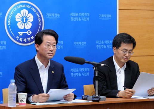 류성걸 기획재정부 차관이 16일 과천청사에서 예산안 3대 핵심과제 관련 브리핑을 하고 있다.
