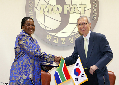 신각수 외교통상부장관 직무대행과 피터스 남아공 에너지부 장관이 8일 서울 종로구 도렴동 외교통상부에서 한-남아공 원자력협력협정에 서명한 뒤 기념촬영을 하고 있다. (사진=연합뉴스)