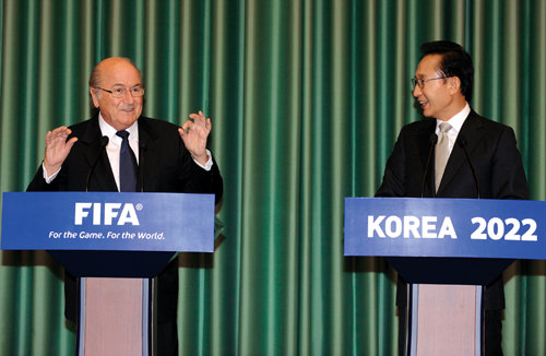 11월 8일 청와대를 방문한 제프 블래터 FIFA 회장과 이명박 대통령이 공동기자회견을 하고 있다.