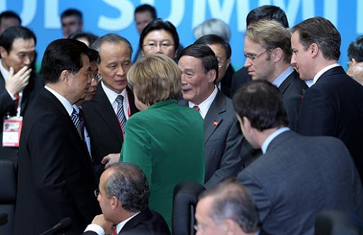 서울 삼성동 코엑스에서 열린 서울 G20 정상회의 본회의장에서 얘기를 나누고 있는 후진타오(왼쪽) 중국 주석, 앙겔라 메르켈(가운데) 독일 총리, 데이비드 캐머런 영국 총리.