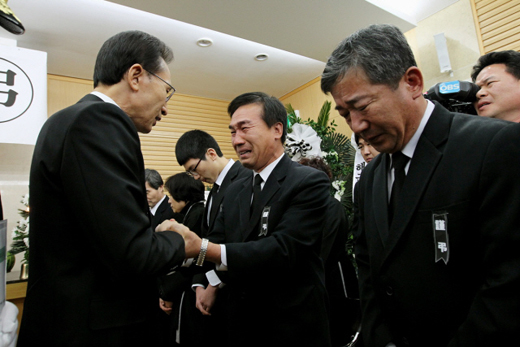 이명박 대통령이 26일 오전 북한의 연평도 폭격으로 전사한 故서정우（22） 하사와 문광욱（20） 일병의 빈소가 마련된 성남 국군수도병원을 찾아 조문한 뒤 유가족을 위로하고 있다. 