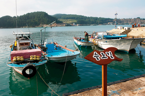 청산도의 관문인 도청항 길가에 슬로길 푯말이 서 있다.