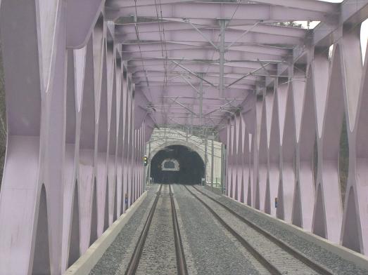 시원스레 뻗은 경전선 복선전철(위), 새로 건설된 밀양 낙동강 철교