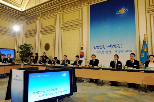 이명박 대통령이 27일 오전 청와대에서 열린 환경부 2011년 업무보고에서 인사말을 하고 있다. (사진=청와대)