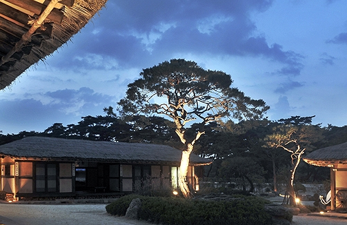 경북 안동에 위치한 ‘락고재 안동 하회마을’의 밤 풍경.
