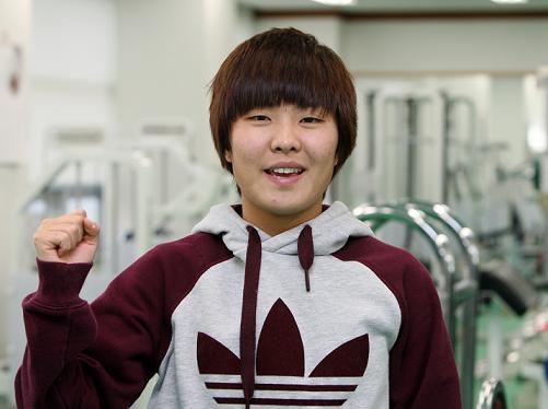 지소연 ‘고베 아이낙’ 선수가 7일 한양여자대학교 체력단련실에서 화이팅을 외치고 있다. (사진=문화체육관광부 홍보지원국 박준수)