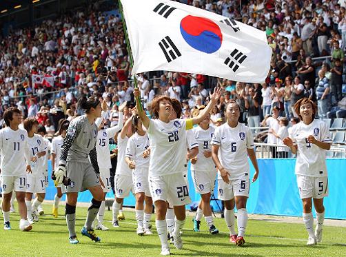 지난해 8월 열린 U-20 여자월드컵에서 한국은 사상 첫 세계 3위의 성적을 거뒀다.경기가 끝난 뒤 선수들이 태극기를 들고 기뻐하고 있다. 