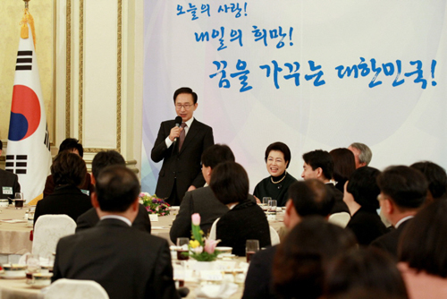이명박 대통령이 9일 일선 학교와 청소년 쉼터 등에서 학생들을 지도하는 모범 교육자 200여명을 청와대로 초청, 오찬이 끝나고 마무리 발언을 하고 있다.(사진=청와대)