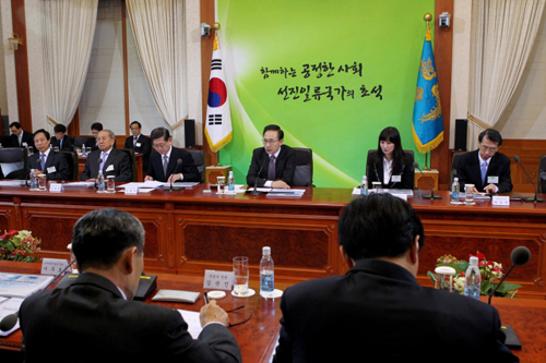 이명박 대통령이 17일 오전 청와대에서 열린 제1차 공정사회 추진회의에서 모두말을 하고 있다. (사진=청와대)
