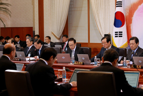 이명박 대통령이 8일 오전 청와대에서 국무회의를 주재하고 있다. (사진=청와대)