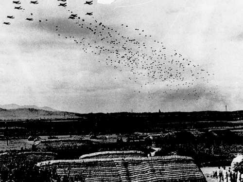 6?25전쟁 당시 연합군 공군기 B29에서 뛰어내리고 있는 낙하산 특공대원들.