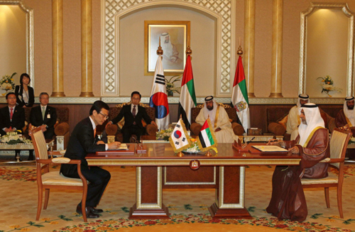 이명박 대통령과 칼리파 대통령이 배석한 가운데 13일 오후 알-무슈리프궁에서 열린 석유가스분야 협력개발 MOU(양해각서）서명식에서 강영원 한국석유공사 사장(왼쪽)과 유세프 아부다비 석유공사 사장이 협정서에 서명하고 있다.