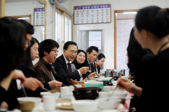 이명박 대통령이 22일 오후 서울 종로구 삼청동 한 식당에서 청와대 행정인턴들과 점심을 함께 하며 대화하고 있다. (사진=청와대)