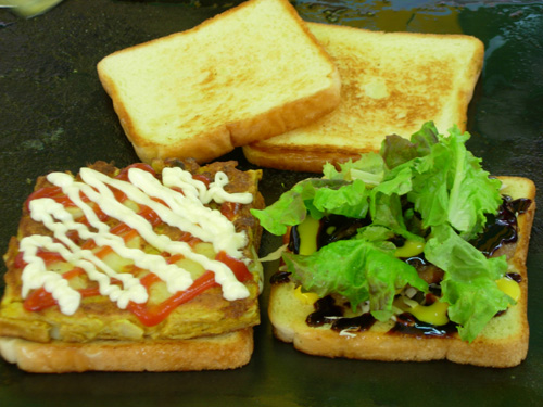 이씨의 노하우로 만든 카레 토스트와 햄버거 토스트는 가장 인기있는 메뉴다.