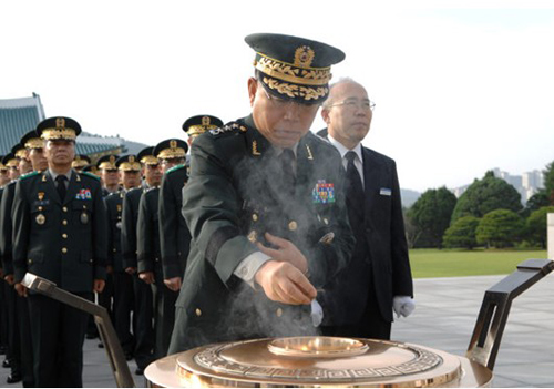 김요환 육군참모차장이 6일 국립대전현충원에서 육본 장군단과 함께 순국선열 및 호국영령들께 분향하고 있다.
