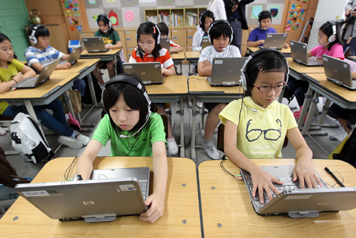 29일 오전 디지털 교과서 연구학교로 지정된 서울 구로구 구로동 구일초등학교에서 학생들이 테블릿PC로 수업을 하고 있다. (사진=저작권자 (c) 연합뉴스. 무단전재-재배포금지) 