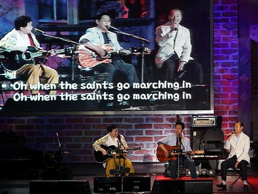 ‘트리오 세시봉’인 송창식(왼쪽부터), 윤형주, 이익균이 8일 오후 서울 송파구 방이동 올림픽공원 올림픽홀에서 열린 
