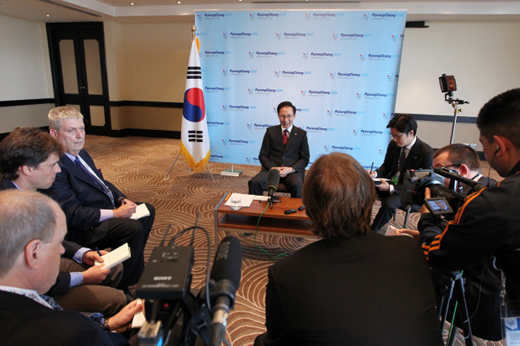 2018 평창동계올림픽 유치활동에 나선 이명박 대통령이 4일(현지시간) 남아프리카공화국 더반 엘렝게니 호텔에서 외신 기자들과 인터뷰하고 있다.(사진=청와대)