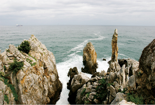 추암해변에 솟은 기기묘묘한 바위. 바위에 부딪히는 추암의 파도 소리는 한국의 1백 명소리로 선정 됐다