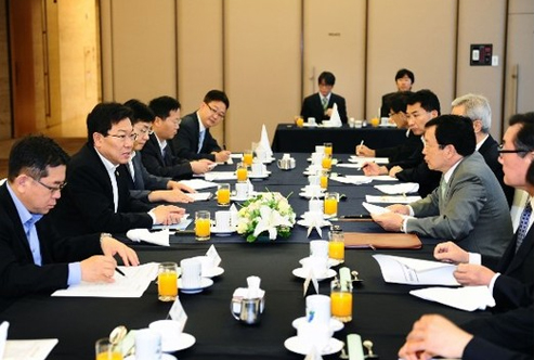 22일 오전 식품업체 대표들과 정부 관계자들이 권장소비자가격 표시와 관련한 간담회를 갖고 있다. (사진=지식경제부)
