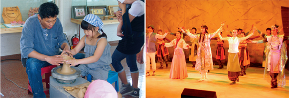 상설공연장 주변에선 어린이들을 위한 체험이벤트가 열리고 있다. 사진은 도자기 만들기 체험 장면(왼쪽)과 창작공연인 <아리울 아리랑>의 한 장면.