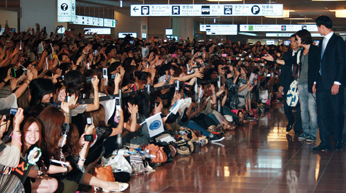 장근석이 지난 6월 27일 하네다 공항을 통해 일본에 입국하자 2천여 일본 팬들이 환호하고 있다.