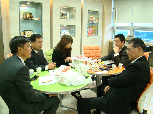 정부의 지원으로 재창업에 성공한 김만도 지에스피(주) 대표(좌측 두번째)가 동의대 블루바이오센터를 방문한 일본 바이어를 상대로 제품 설명을 하고 있다.(사진=지에스피(주))