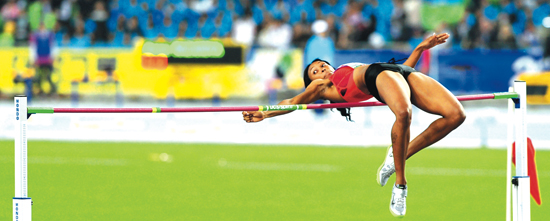 높이뛰기는 도구의 도움 없이 인간의 한계에 도전하는 종목이다. 지난 5월 대구국제육상경기에 출전한 여자 높이뛰기 선수가 막대를 바라보며 배면뛰기를 하고 있다.