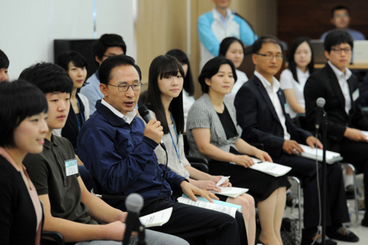 이명박 대통령이 2일 오전 경기도 수원시 장안구 이목동 윌테크놀러지에서 열린 제4차 공정사회 추진회의에서 인사말하고 있다. (사진=청와대)