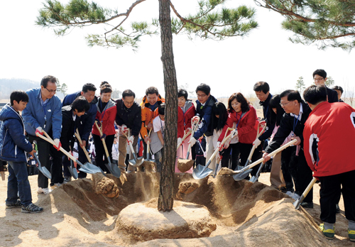 지난 4월 5일 제66회 식목일을 맞아 경기도 여주군 당남지구 ‘희망의 숲’ 조성 행사에서 이명박 대통령을 비롯한 참석자들이 나무를 심고 있다.