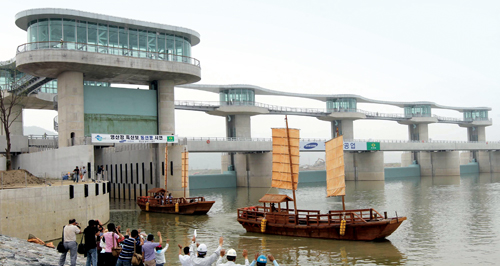 영산강을 가로지르는 황포돛배. 지난 8월 31일 영산강살리기사업 6공구인 죽산보에서 통선문 시연행사가 열리고 있다.