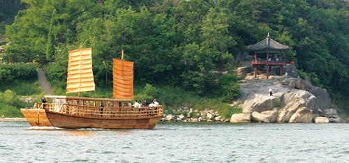 조선시대 남한강을 오가던 황포돛배를 재현한 모습. 여주는 조선시대 4대 나루 중 이포와 조포나루가 있었던 고장이다.