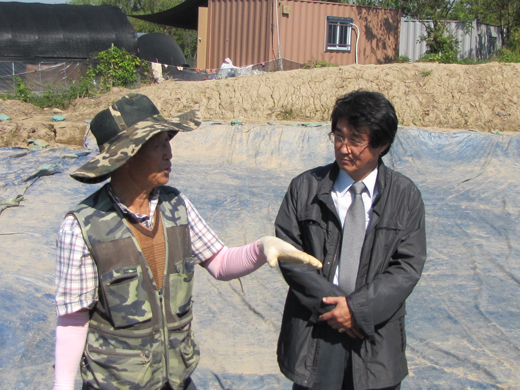 김기수 할아버지(사진 왼쪽)가 (주)희망과 복지 이영배 대표이사에게 문화재 매장 현황에 대해 설명하고 있다.