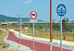 안전주행을 위해 설치된 4대강 자전거길 표지판.