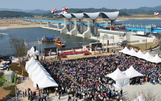 6일 금강 백제보 개방행사가 지역주민 등 1500여명이 참여한 가운데 성황리에 열렸다.