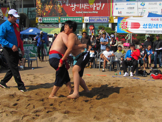 지난 7일 오후 안동 탈춤축제장에서 열린 씨름대회에서 선수들이 실력을 겨루고 있다.　