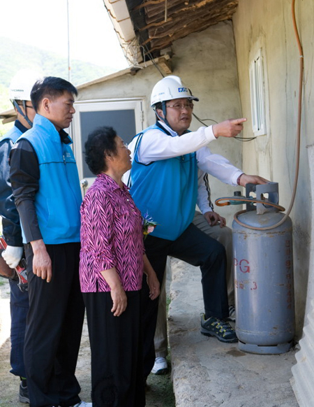 박환규 한국가스안전공사 사장(오른쪽)이 서민층 가스시설 무료개선 사업 현장점검을 실시하고 있다.(사진=한국가스안전공사)