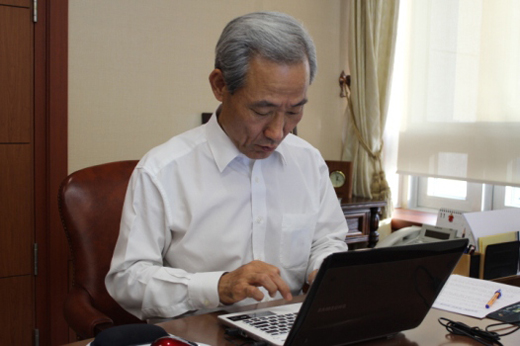 김종훈 통상교섭본부장이 2일 오후 4시부터 1시간 30분동안 위키트리와 트위터 인터뷰를 하고 있다.(사진=외교통상부)