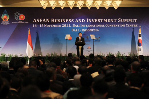 제19차 아세안(ASEAN·동남아시아국가연합) 관련 정상회의 참석차 인도네시아 발리를 방문한 이명박 대통령이 17일 발리 국제컨벤션센터에서 열린 ASEAN 비즈니스·투자 서밋에서 기조연설하고 있다. (사진=청와대)