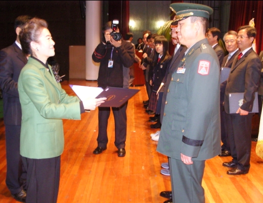 1일 정부과천청사 대강당에서 열린 음식물쓰레기 줄이기 경진대회에서 육군부사관학교가 실천사례 분야 대상을 받고 있다.