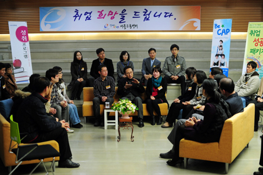 이명박 대통령이 14일 서울 중구 장교동 서울고용센터에서 2012년 고용노동부 업무보고를 마친 후 취업애로 계층과 열린 대화를 나누고 있다. (사진=청와대)