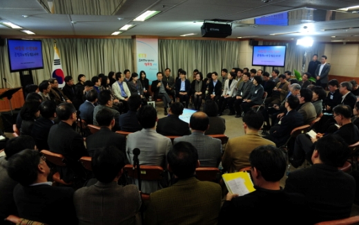 이명박 대통령이 참석한 가운데 15일 한국소비자원 회의실에서 공정위의 2012년 업무보고가 진행되고 있다. 
